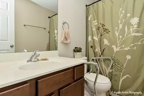 Bath - 616 Barbara Ln, Mchenry, IL 60051 photo 1 of 2