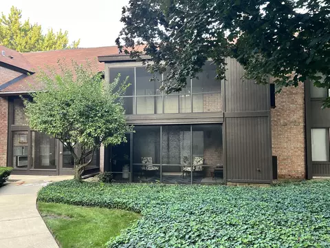 710 Saint Andrews Ln #8, Crystal Lake, IL 60014