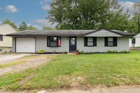 1231 Dogwood Ln, Bloomington, IL 61704