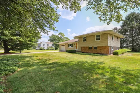 807 W William St, Monticello, IL 61856