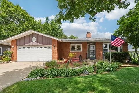 1900 Country Knoll Ln, Elgin, IL 60123