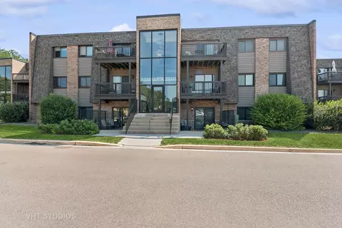 1422 Stonebridge Cir #M11, Wheaton, IL 60189