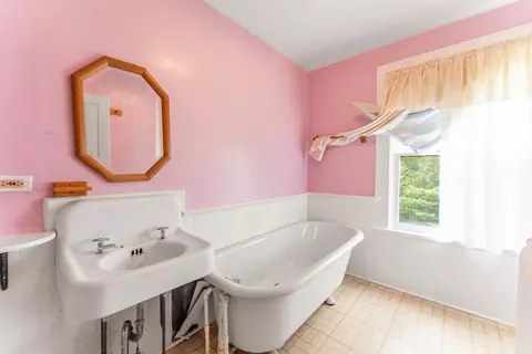 Bath - 258 Douglas Ave, Elgin, IL 60120 photo 1 of 2