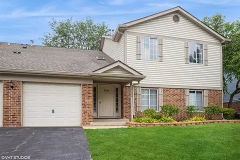 1728 Chesapeake Ln #4, Schaumburg, IL 60193