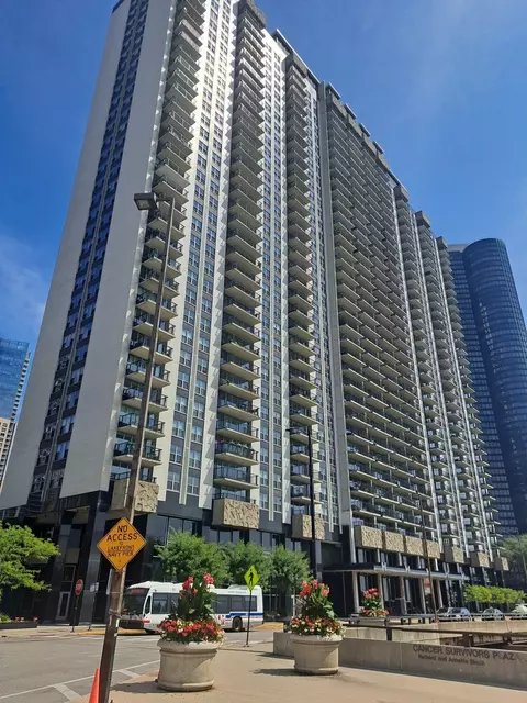 400 E Randolph St #3704, Chicago, IL 60601