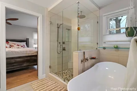 Bath - 1010 Douglas Rd, Elgin, IL 60120 photo 3 of 4