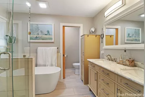Bath - 1010 Douglas Rd, Elgin, IL 60120 photo 2 of 4