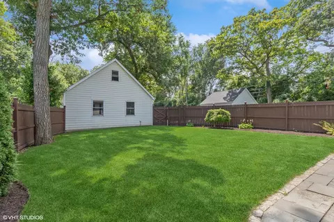 Exterior - 369 E Illinois Rd, Lake Forest, IL 60045 photo 4 of 6