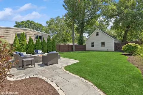 Exterior - 369 E Illinois Rd, Lake Forest, IL 60045 photo 5 of 6