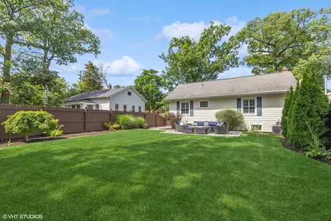 Exterior - 369 E Illinois Rd, Lake Forest, IL 60045 photo 2 of 6