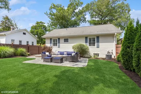 Exterior - 369 E Illinois Rd, Lake Forest, IL 60045 photo 3 of 6