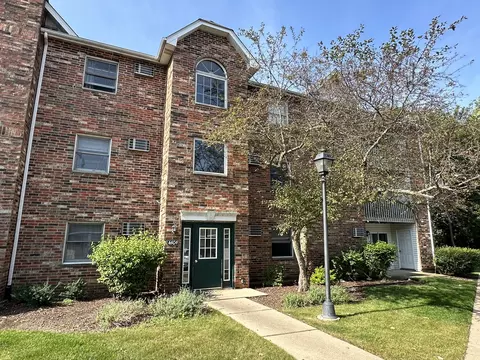 4404 W Shamrock Ln #1B, Mchenry, IL 60050