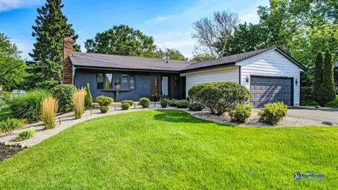 584 Gaslight Dr, Algonquin, IL 60102