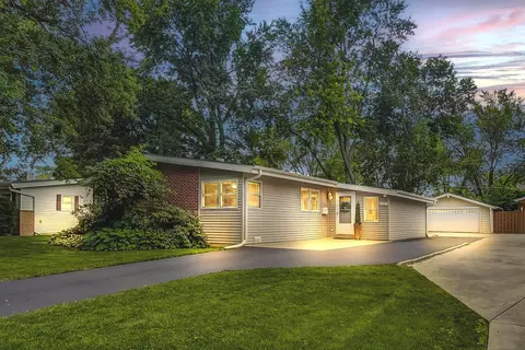 4007 Bluebird Ln, Rolling Meadows, IL 60008