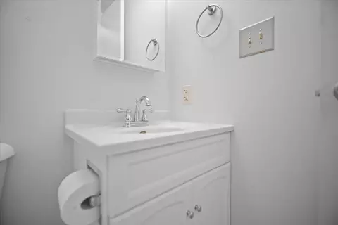 Bath - 1707 King Dr #D, Normal, IL 61761 photo 1 of 2