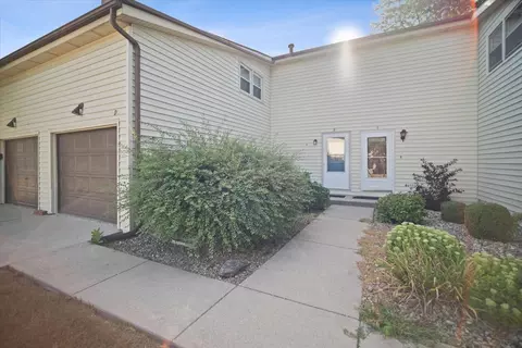 Exterior - 1707 King Dr #D, Normal, IL 61761 photo 2 of 3
