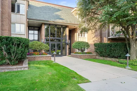3 Oak Brook Club Dr #D103, Oak Brook, IL 60523