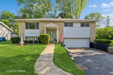 1903 E Pawnee Ln, Mount Prospect, IL 60056