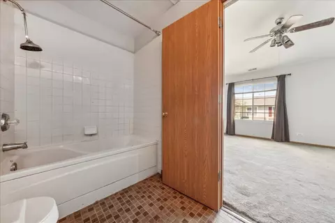 Bath - 746 County Line Rd, Aurora, IL 60502 photo 3 of 3