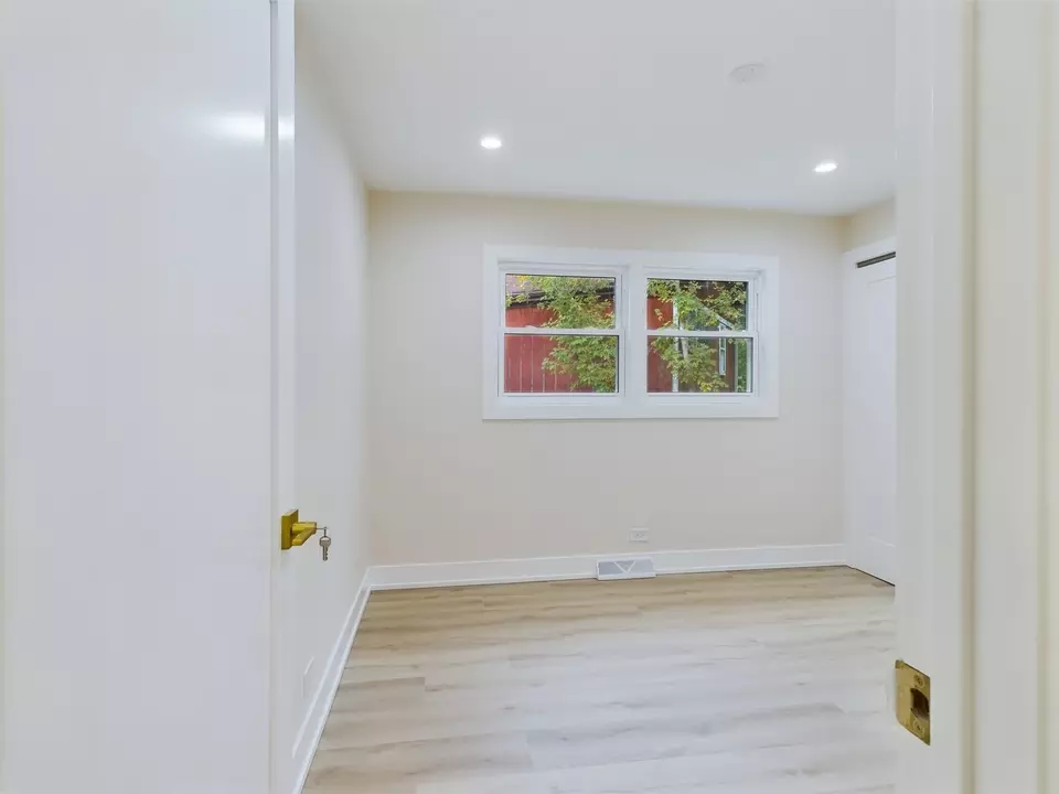  7647 S Chappel Ave, Chicago, IL 60649 photo 15