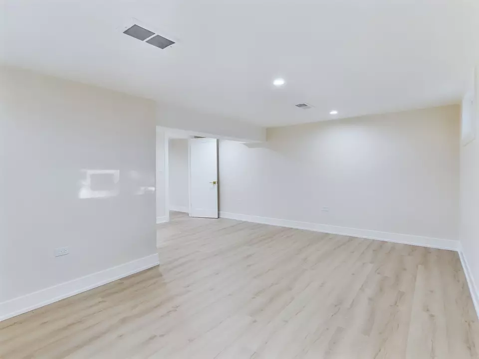  7647 S Chappel Ave, Chicago, IL 60649 photo 23