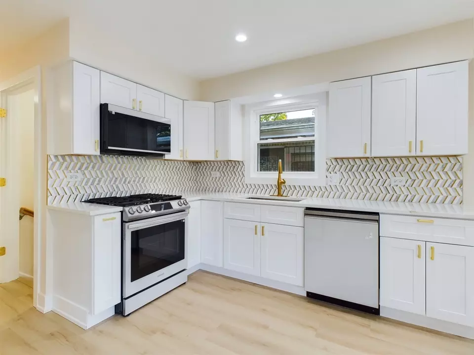  7647 S Chappel Ave, Chicago, IL 60649 photo 14