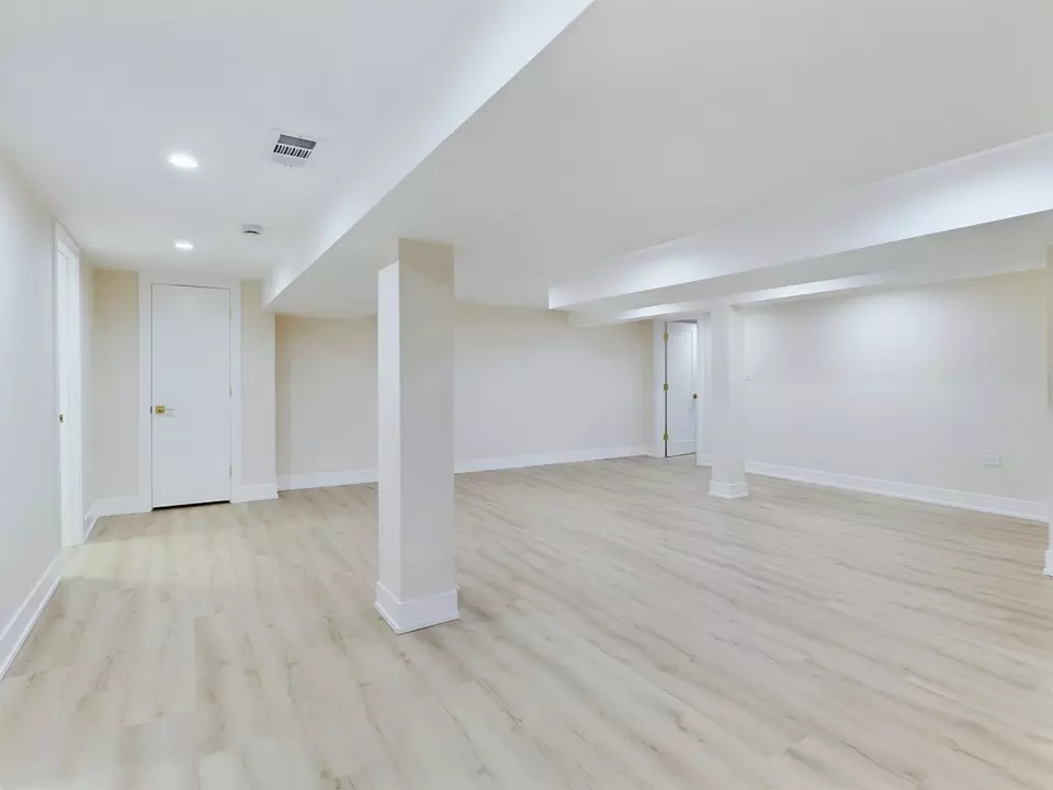  7647 S Chappel Ave, Chicago, IL 60649 photo 24