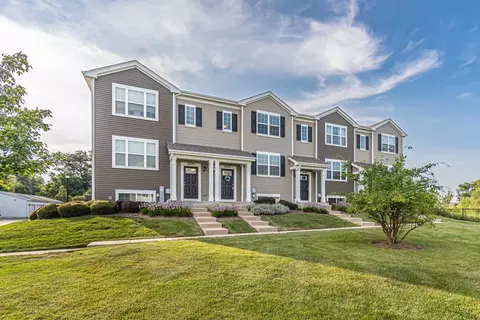 2402 Aurora Dr, Pingree Grove, IL 60140
