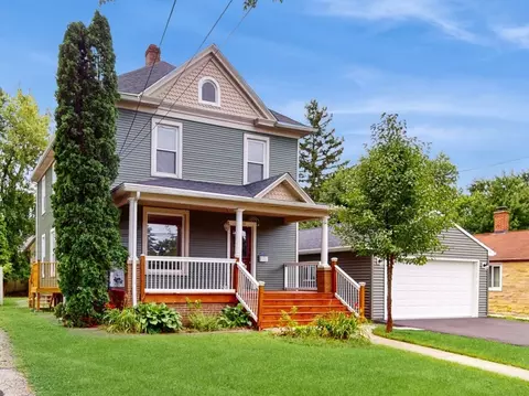 431 W Judd St, Woodstock, IL 60098