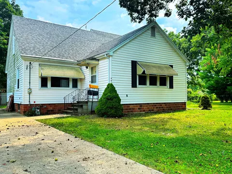907 Lowden Rd, Streator, IL 61364