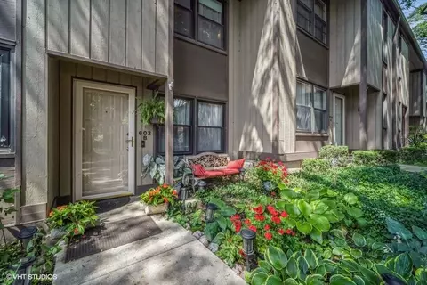 602 N Hough St #B, Barrington, IL 60010
