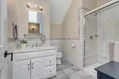 Bath - 9821 Elm Ter, Des Plaines, IL 60016 photo 6 of 7