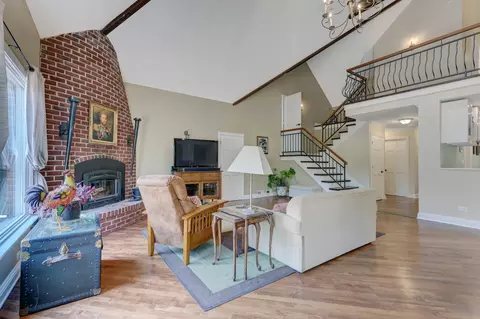 Living - 9821 Elm Ter, Des Plaines, IL 60016 photo 3 of 4