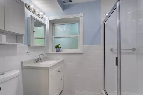 Bath - 9821 Elm Ter, Des Plaines, IL 60016 photo 1 of 7