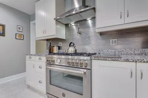 Kitchen - 9821 Elm Ter, Des Plaines, IL 60016 photo 2 of 6