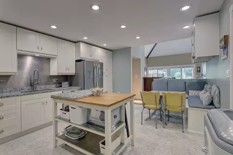 Kitchen - 9821 Elm Ter, Des Plaines, IL 60016 photo 1 of 6