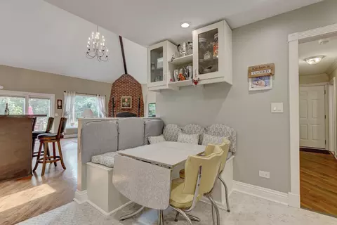Kitchen - 9821 Elm Ter, Des Plaines, IL 60016 photo 5 of 6