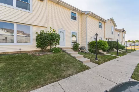 241 Kirkwood Ln, Aurora, IL 60504
