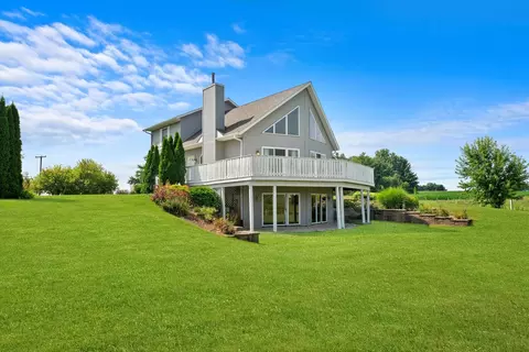 6915 Johnson Rd, Hebron, IL 60034
