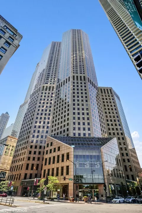 950 N Michigan Ave #2203, Chicago, IL 60611