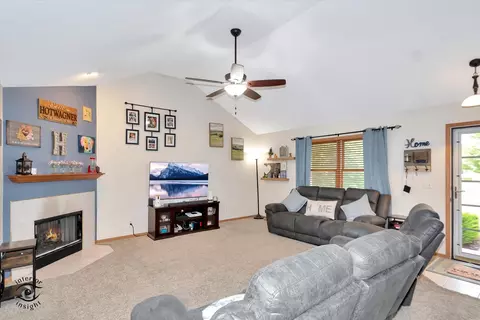 175 E First St, Manteno, IL 60950 photo 4