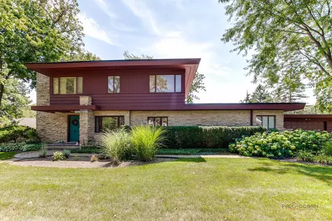 135 E Hawthorne Ct, Lake Bluff, IL 60044 photo 2