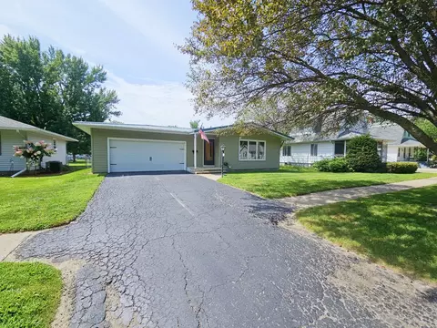 405 W Park St, Morrison, IL 61270