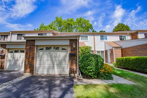 250 W Wimbolton Dr, Mount Prospect, IL 60056