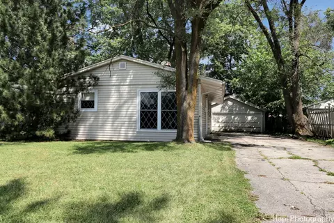 610 Topeka Dr, Carpentersville, IL 60110