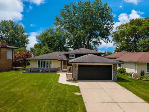9208 S Tripp Ave, Oak Lawn, IL 60453
