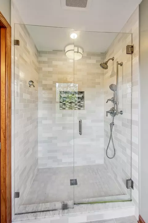Bath - 761 Kylemore Dr, Des Plaines, IL 60016 photo 4 of 5