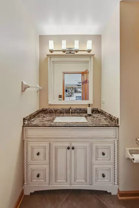 Bath - 761 Kylemore Dr, Des Plaines, IL 60016 photo 1 of 5