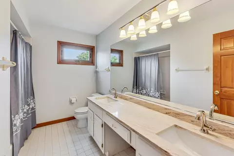 Bath - 761 Kylemore Dr, Des Plaines, IL 60016 photo 5 of 5