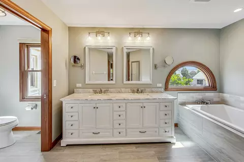 Bath - 761 Kylemore Dr, Des Plaines, IL 60016 photo 2 of 5
